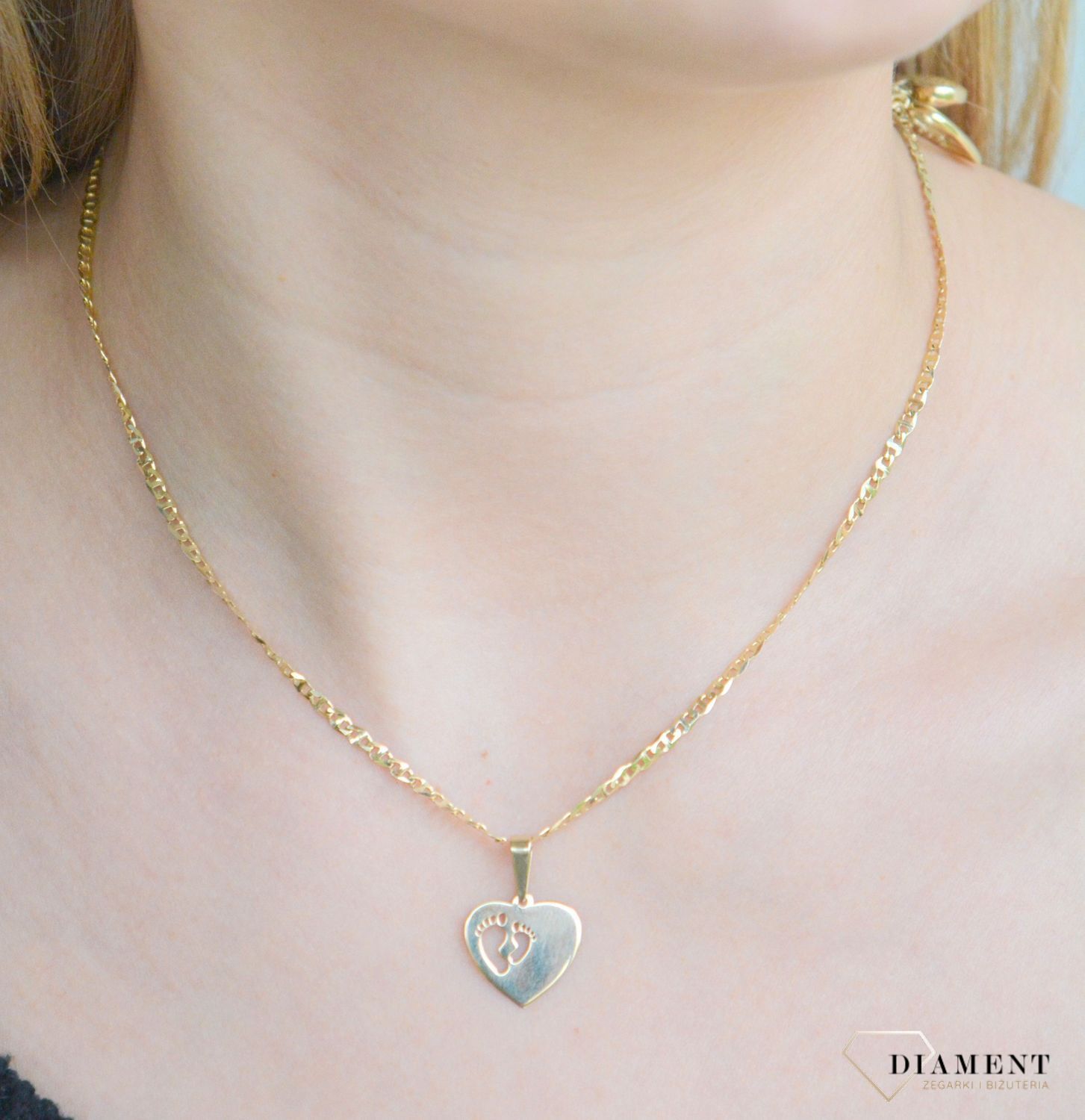 Złota zawieszka 375 Stópki dziecka do graweru dla Mamy ZA 5599 375 Zawieszka stopki, stopy dla dziecka. Zawieszka z imieniem noworodka. Złota zawieszka na prezent dla świeżo upieczonej mamy. Zawieszka na Dzień Matki..jpg